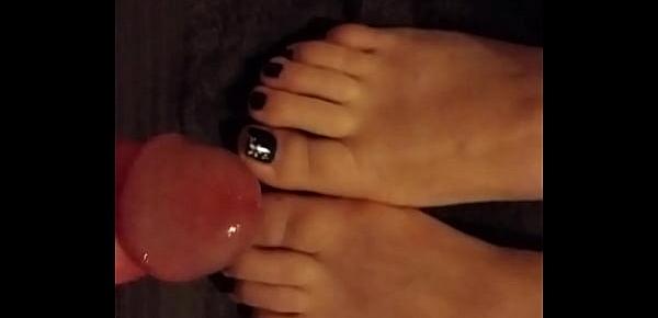  Huge cumshot on sexy little toes
